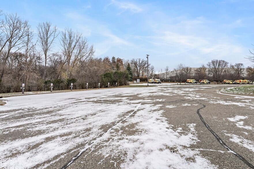 More Photos Of 11180 86th Ave N, Osseo Flex For Sale