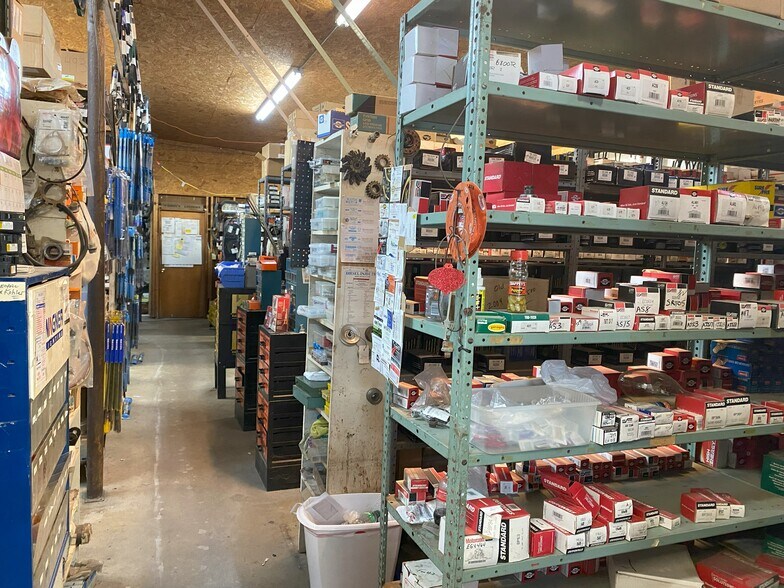 More Photos Of 320 S Mulberry St, Pearsall Auto Repair For Sale
