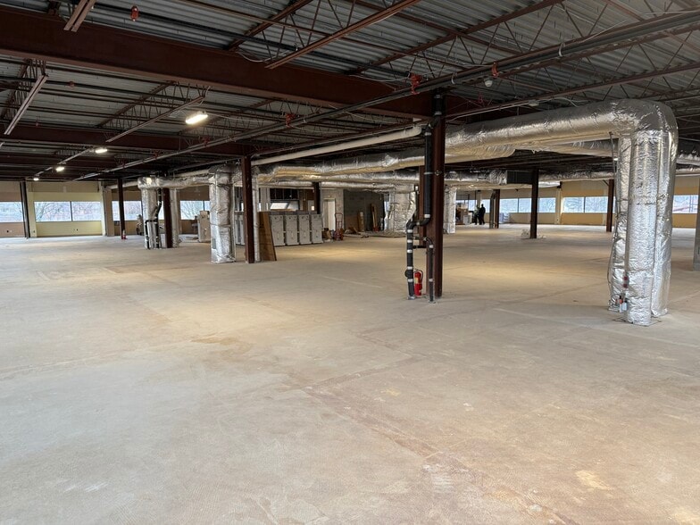 More Photos Of 19701 Vernier Rd, Harper Woods Office For Lease