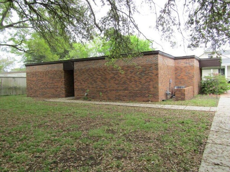 More Photos Of 301 Julia St, New Iberia Office For Lease