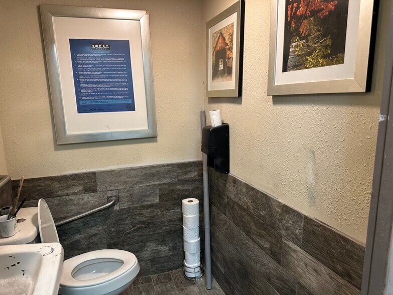 More Photos Of 107 Caroline St, Bloomington Warehouse For Lease