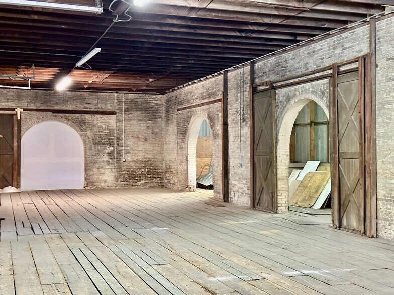 More Photos Of 200-232 W New Braunfels St, Seguin Warehouse For Lease