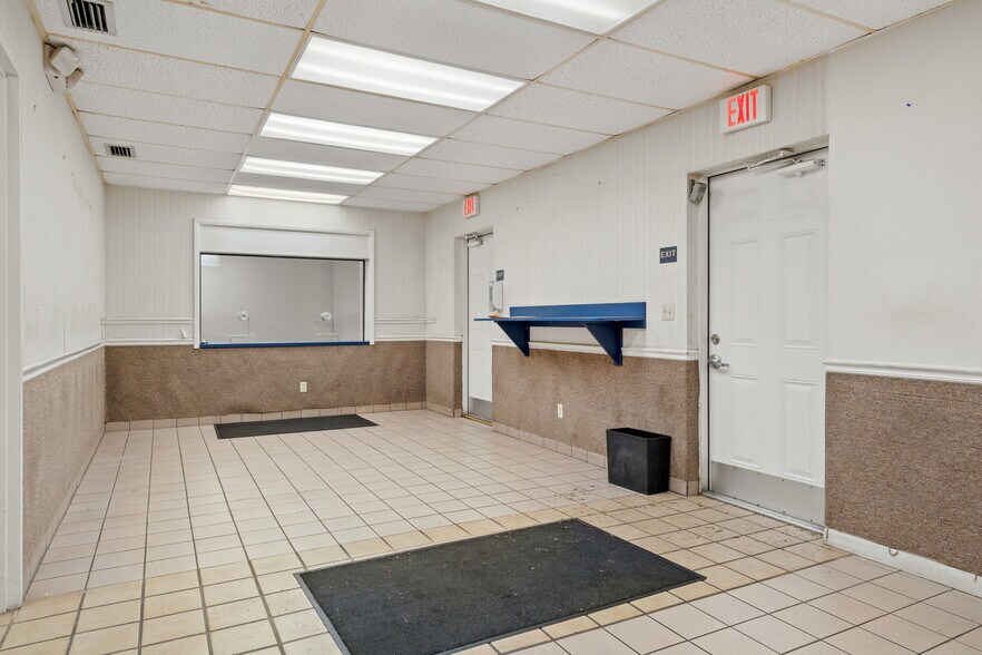 More Photos Of 601 S Us-41, Inverness Medical For Sale