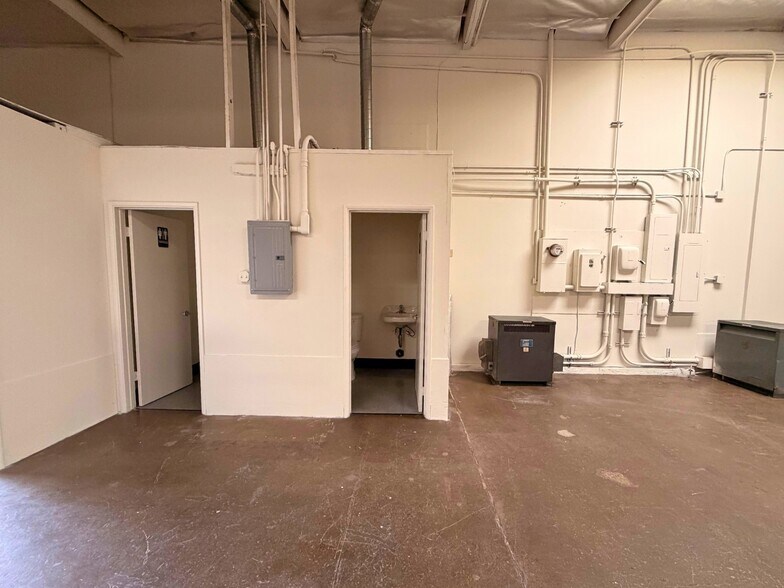 More Photos Of 3035 S Halladay St, Santa Ana Warehouse For Lease