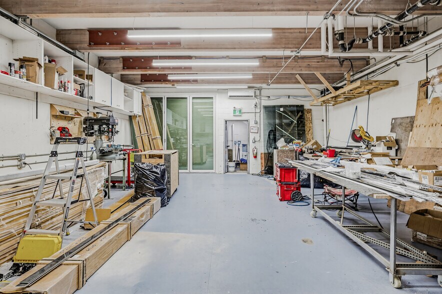 More Photos Of 118 8th Av W, Vancouver Flex For Lease