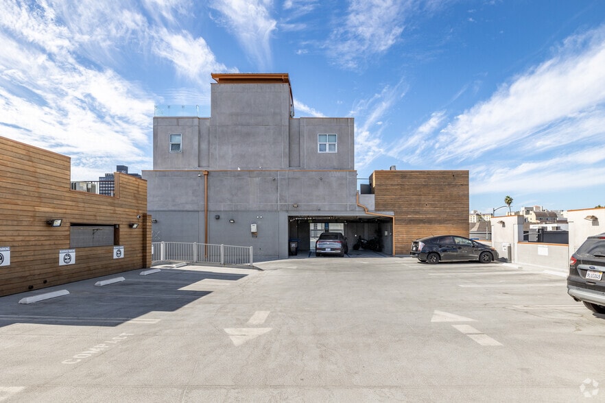More Photos Of 600 S La Brea Ave, Los Angeles Storefront Retail Residential For Lease