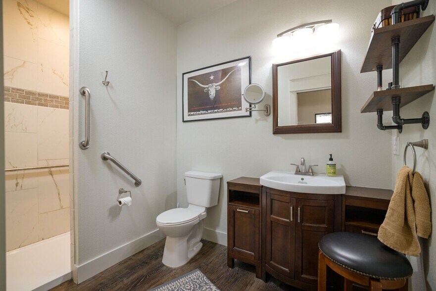 More Photos Of 504 Tivy St, Kerrville Flex For Sale