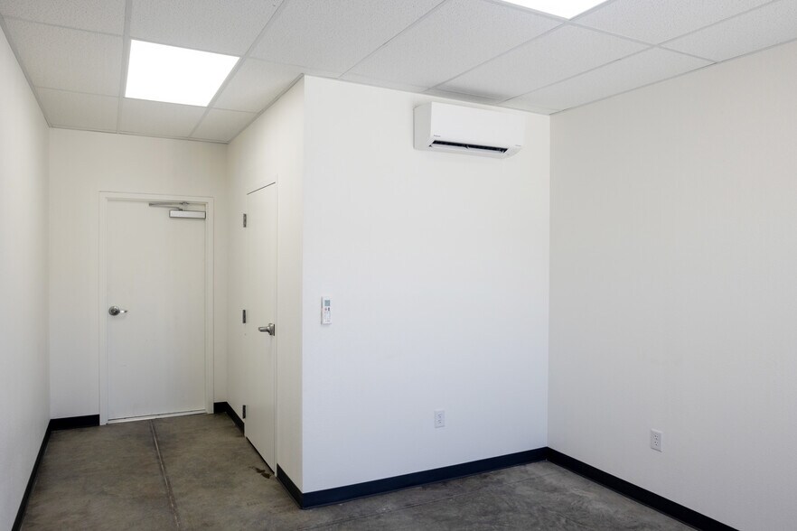 More Photos Of 700 N Jim Wright Fwy, White Settlement Warehouse For Lease