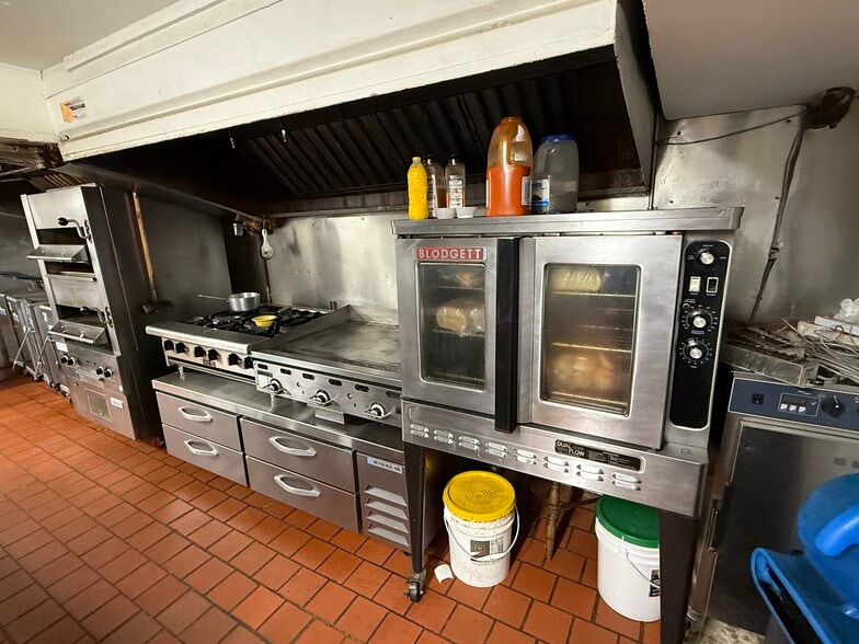 More Photos Of 1855 Gulf Blvd, Englewood Bar For Sale