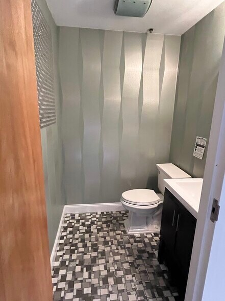 More Photos Of 20-22 Broad St, Red Bank Storefront Retail Office For Lease