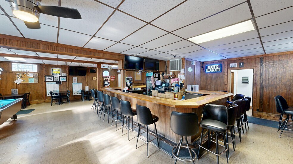 More Photos Of 46 S Leavitt Rd, Leavittsburg Bar For Sale