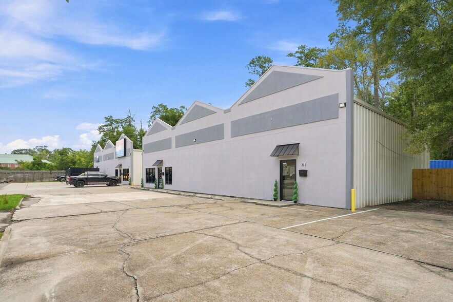 More Photos Of 711 N Causeway Blvd, Mandeville Flex For Lease