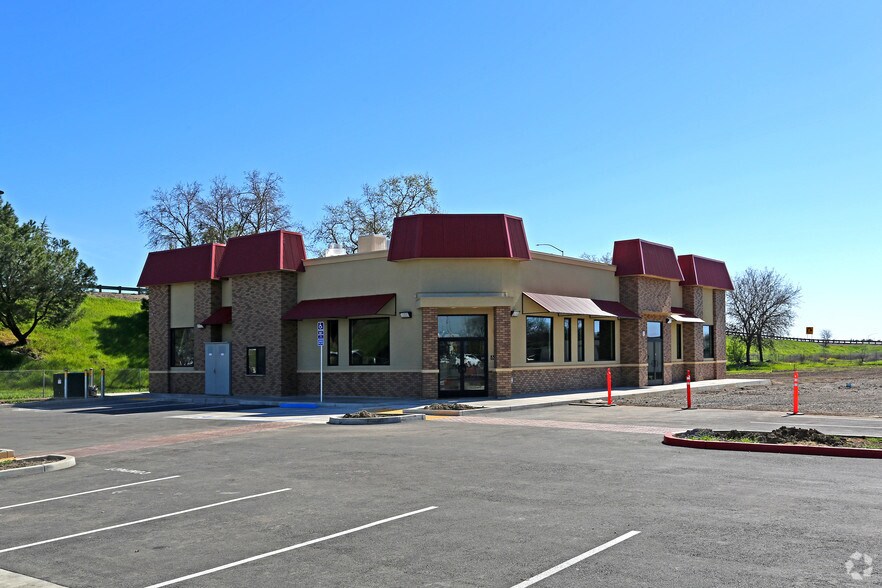 More Photos Of 1490 E Main St, Woodland Freestanding For Lease