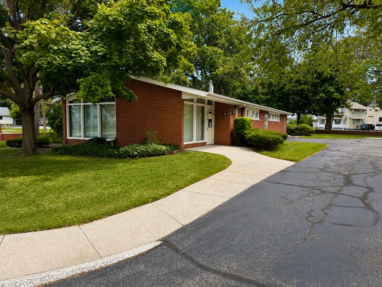 Primary Photo Of 2407 Military St, Port Huron Office For Sale