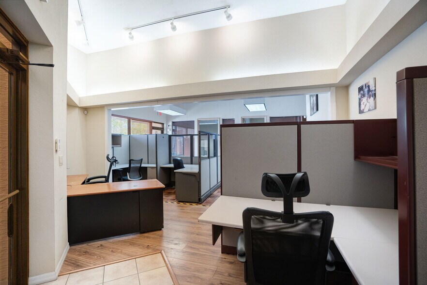 More Photos Of 3910 Golf Park Loop, Bradenton Office For Sale