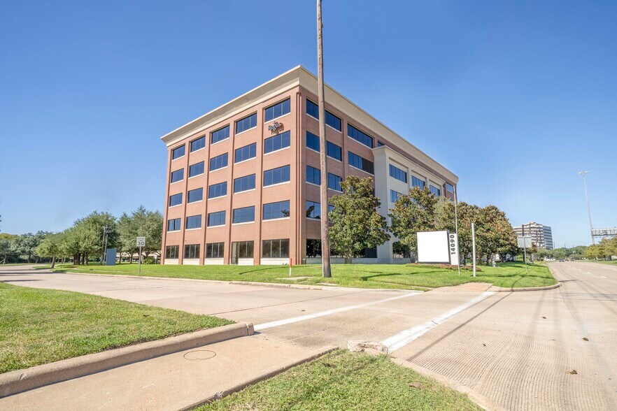 More Photos Of 14090 Southwest Fwy, Sugar Land Office For Lease