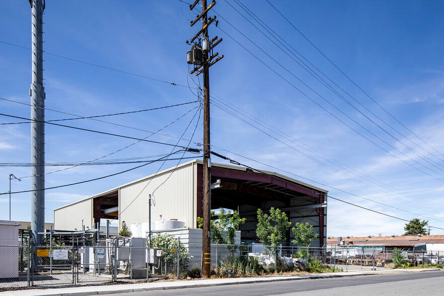 More Photos Of 1300 32nd St, Bakersfield Warehouse For Lease