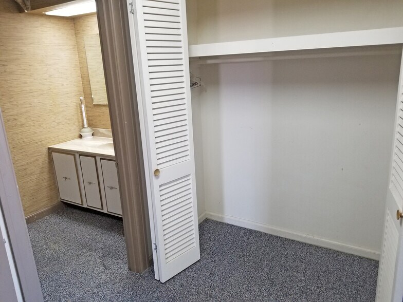 More Photos Of 49 Public Sq, Shelbyville Office For Sale