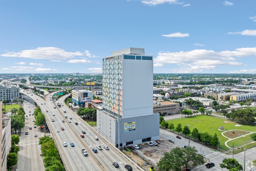 More Photos Of 2000 Crawford St, Houston Office For Sale