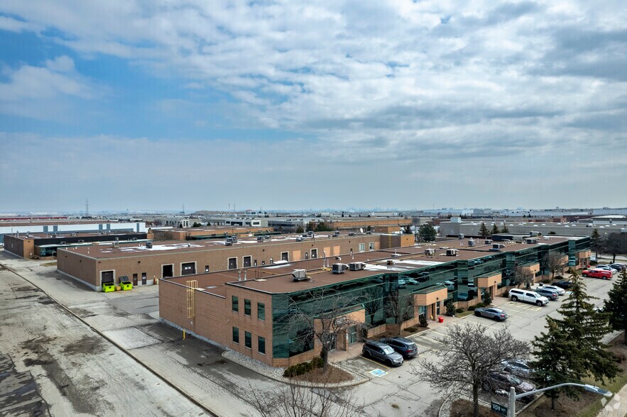 More Photos Of 151 Superior Blvd, Mississauga Warehouse For Lease