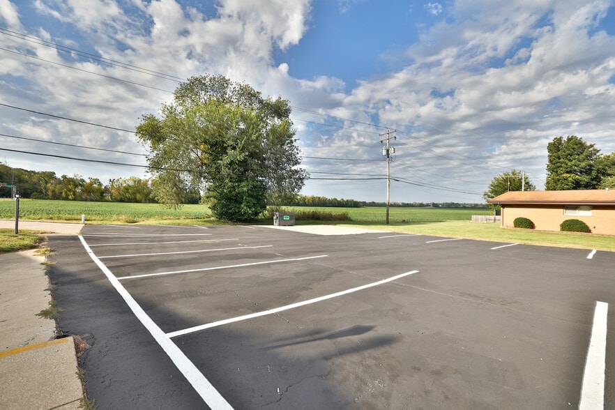 More Photos Of 107 N Bluff Rd, Collinsville Storefront For Sale