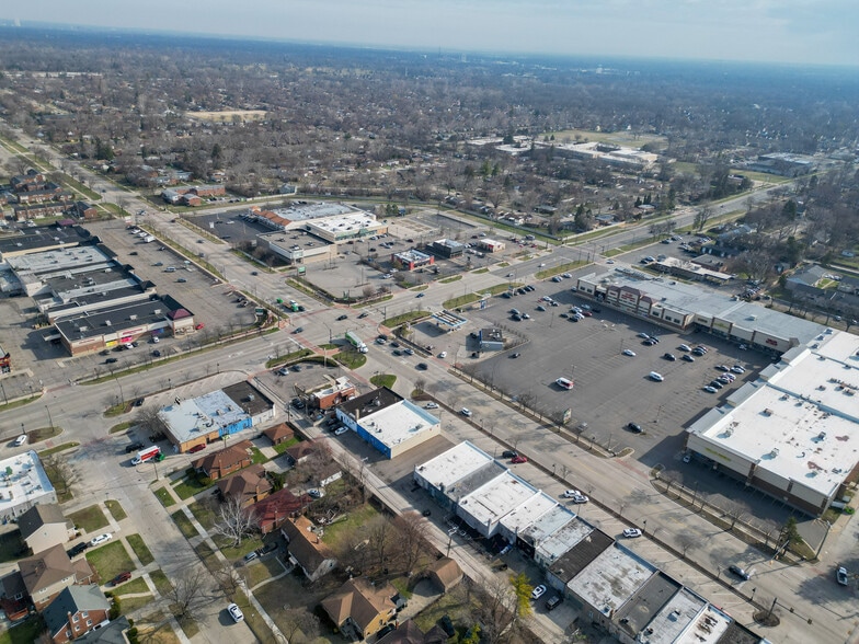 More Photos Of 13550 W 9 Mile Rd, Oak Park Freestanding For Lease