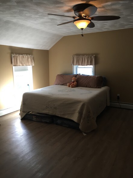 More Photos Of 139 Riverside Dr, Thompson Freestanding For Sale