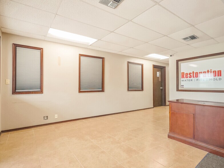 More Photos Of 401 S Ranchwood Blvd, Yukon Flex For Sale