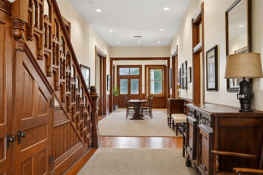 More Photos Of 2001 Lakeshore Dr, Mandeville Office For Sale