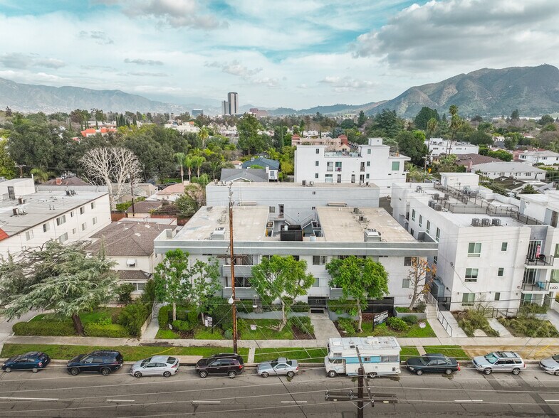 Primary Photo Of 4406 Cahuenga Blvd, Toluca Lake Apartments For Sale