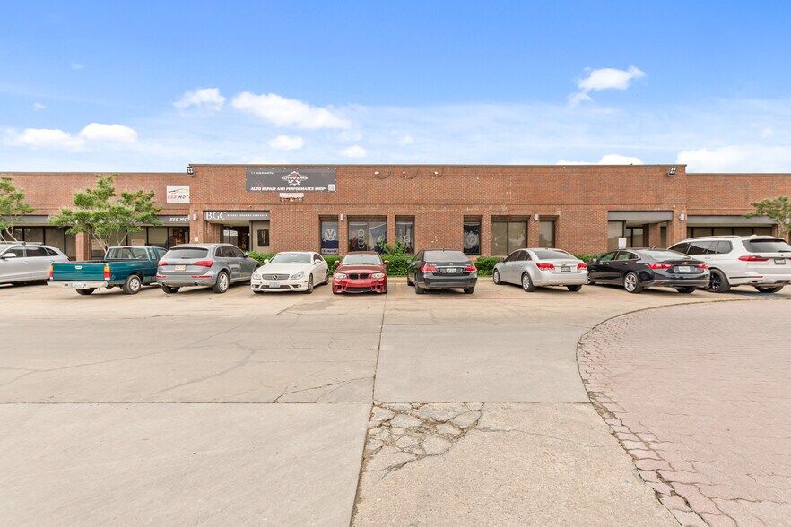 More Photos Of 2415 W Northwest Hwy, Dallas Storefront For Lease