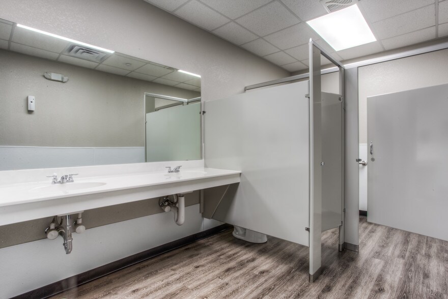 More Photos Of 6464 Brentwood Stair Rd, Fort Worth Office For Sale