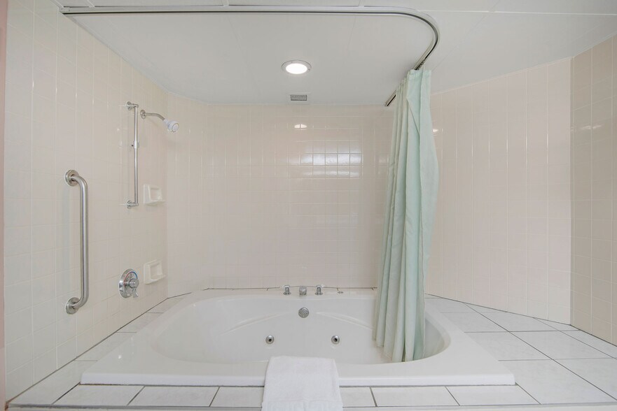 More Photos Of 604 N McEwan St, Clare Hotel For Sale