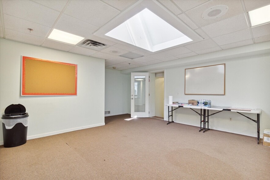 More Photos Of 4800 Joslyn Rd, Lake Orion Light Manufacturing For Sale