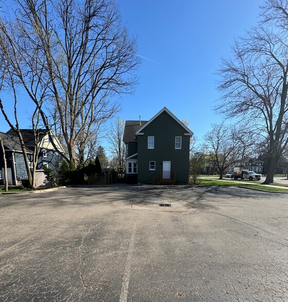 More Photos Of 640 W University Dr, Rochester Office Residential For Lease