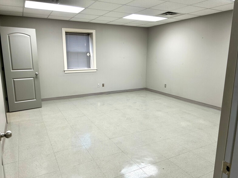 More Photos Of 1207 Butler St, Oxford Warehouse For Lease
