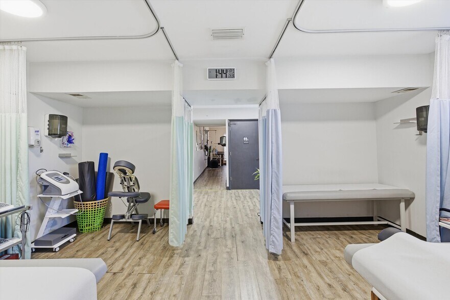 More Photos Of 980 NE 126th St, North Miami Medical For Lease