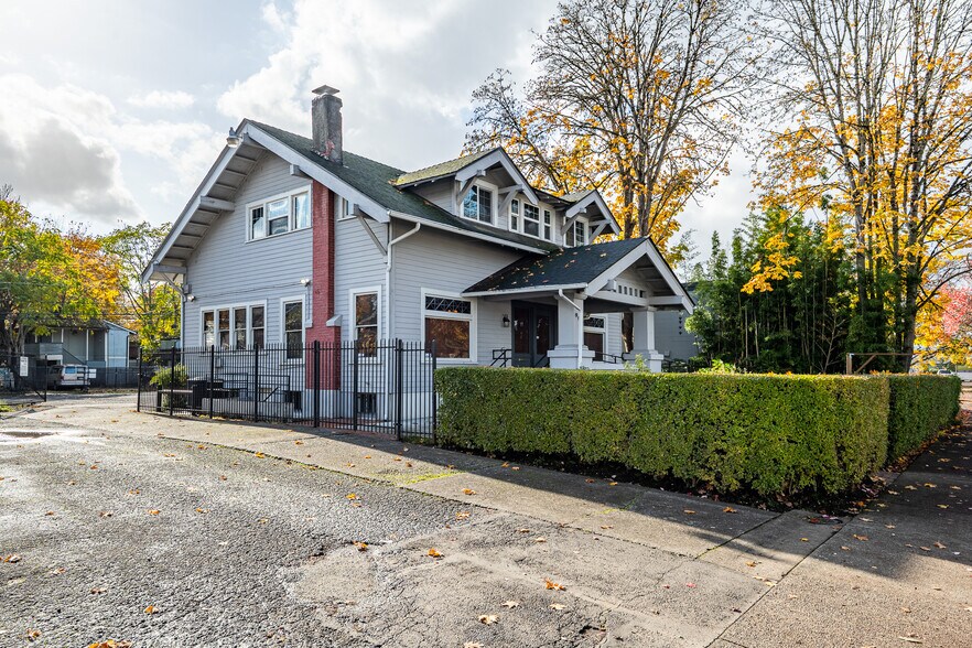 More Photos Of 990 W 7th Ave, Eugene Office For Sale