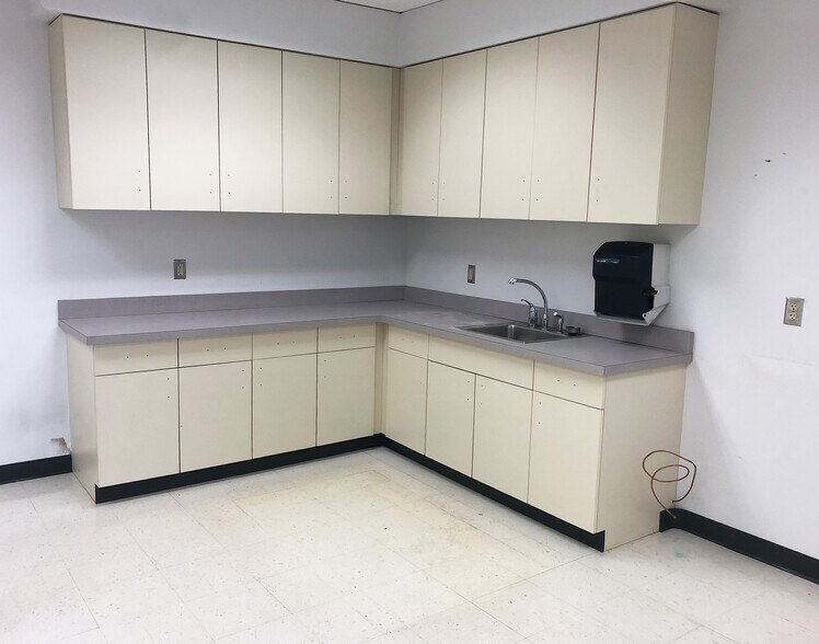 More Photos Of 100 Commerce Dr, Newark Office For Lease