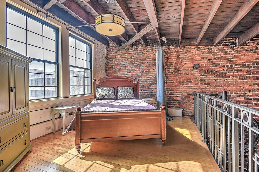 More Photos Of 529 State St, Bristol Storefront Retail Office For Sale