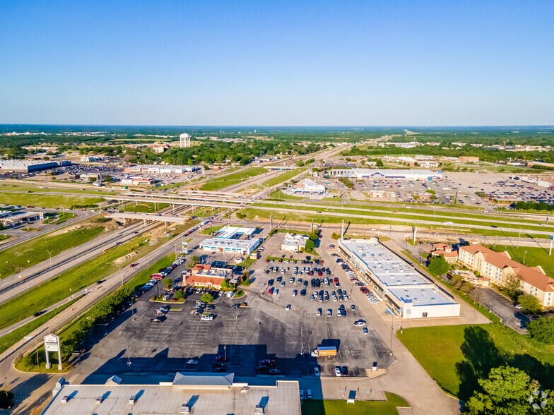 More Photos Of 2916 N US Highway 75, Sherman Storefront For Lease