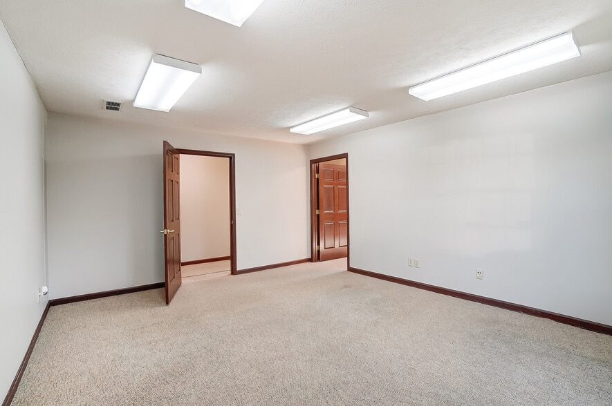 More Photos Of 830 E Franklin St, Centerville Medical For Sale