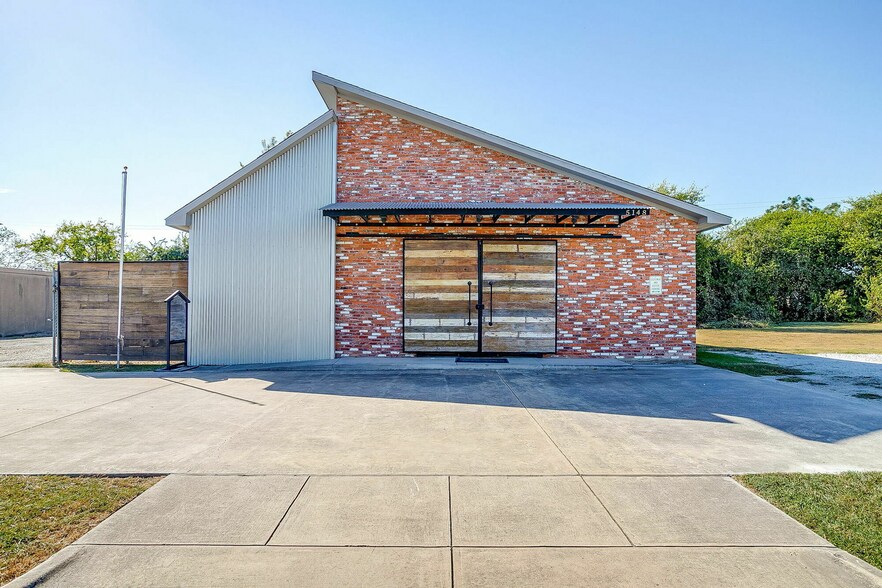 Primary Photo Of 5148 Vickery Loop E, Benbrook Light Manufacturing For Sale