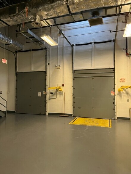 More Photos Of 1300 Chase Ave, Elk Grove Village Light Manufacturing For Sale