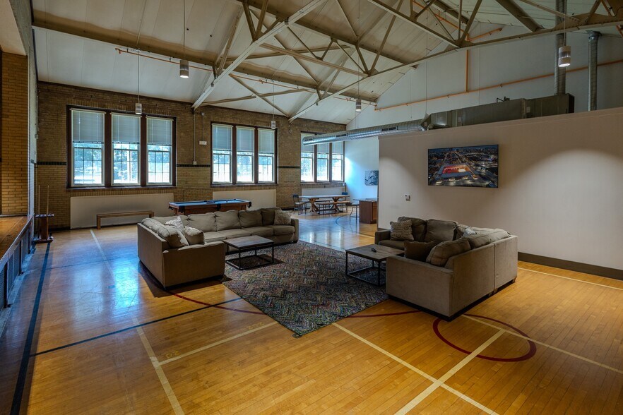 More Photos Of 1351 N Hanley Rd, University City Apartments For Sale