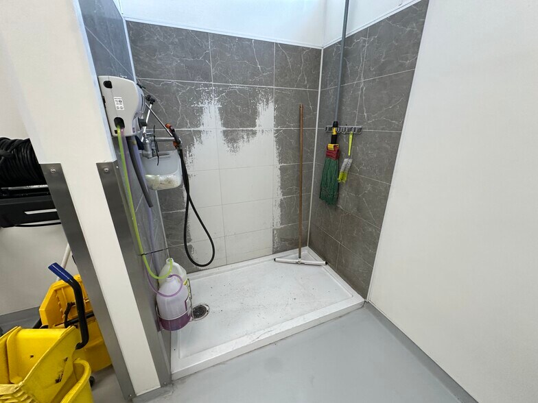 More Photos Of 590 N Main St, Leeds Manufacturing For Sale