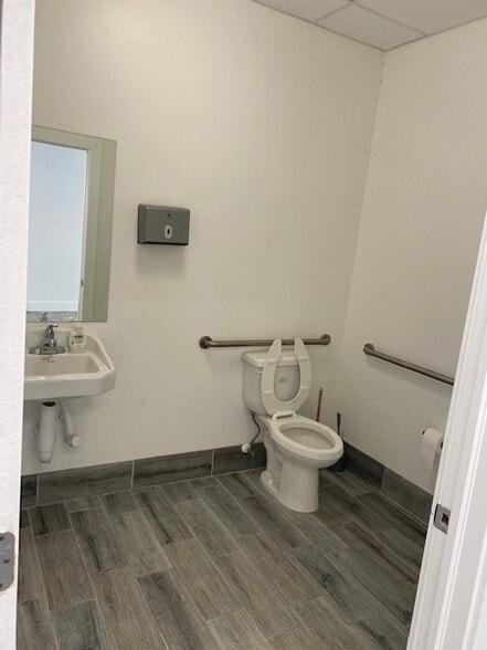 More Photos Of 1318-1320 SE 47th St, Cape Coral Office For Lease