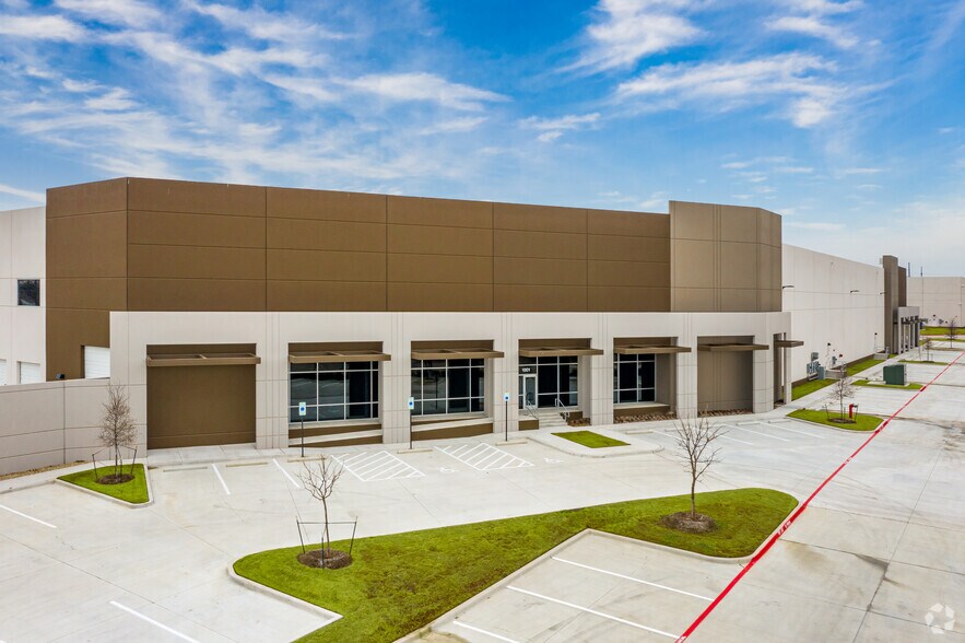 More Photos Of 1801 S Shiloh Rd, Garland Distribution For Lease