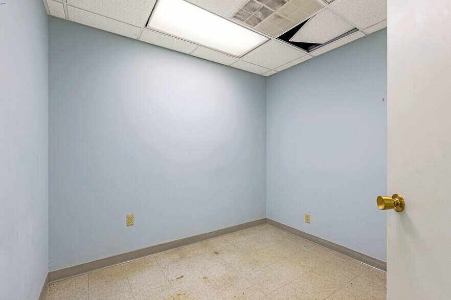 More Photos Of 9030 Montgomery Rd, Cincinnati Medical For Lease