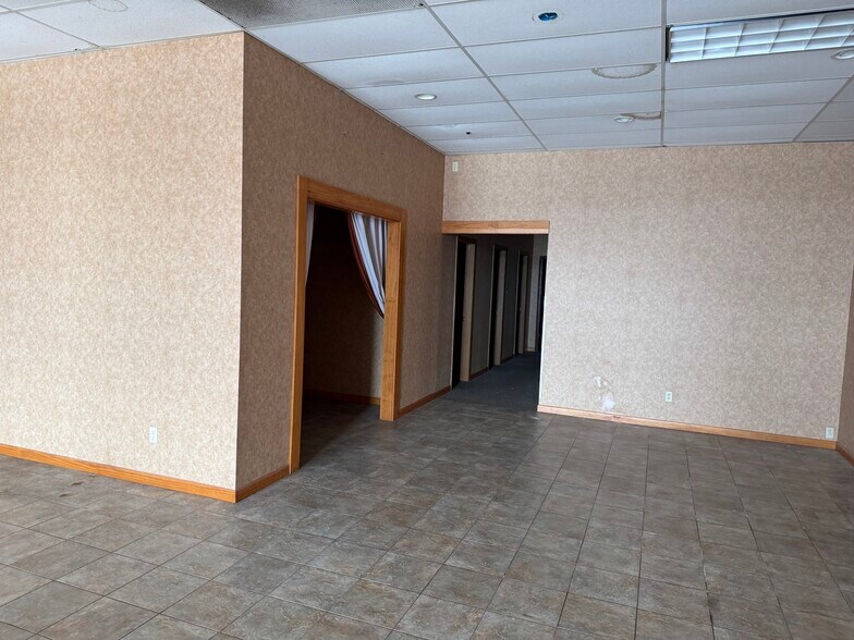 More Photos Of 300-320 Wolf River Plz, New London Freestanding For Lease